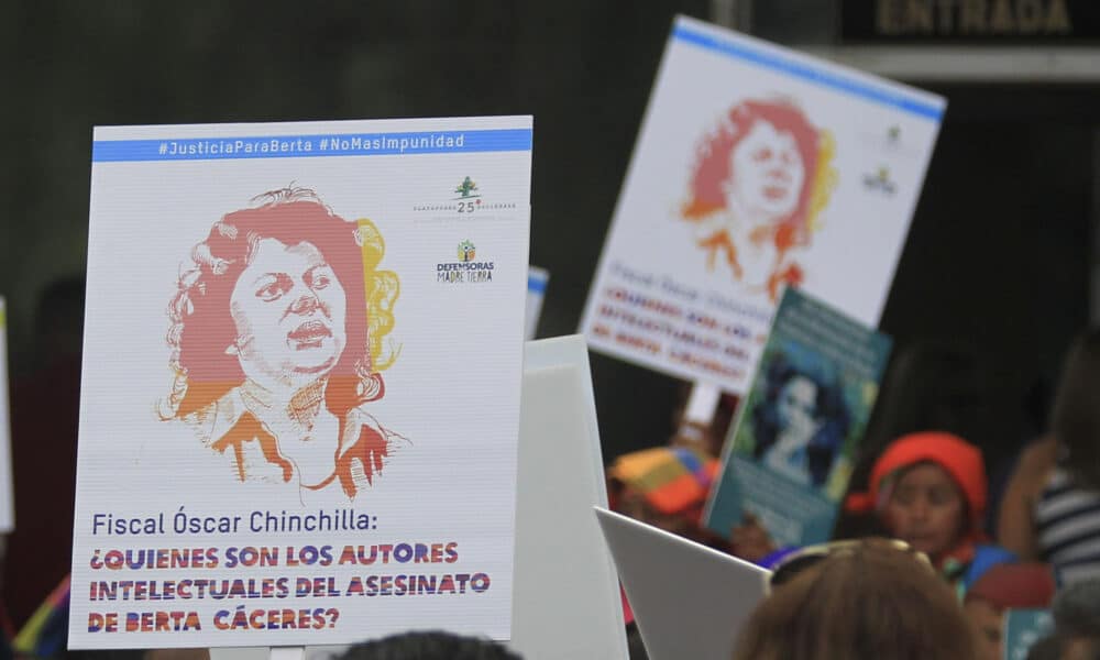 Fotografía de archivo que muestra a miembros del Consejo Cívico de Organizaciones Populares e Indígenas de Honduras (Copinh) sosteniendo retratos de la ambientalista Berta Cáceres exigiendo justicia frente a la sede del Ministerio Publico en Tegucigalpa (Honduras).EFE/Gustavo Amador