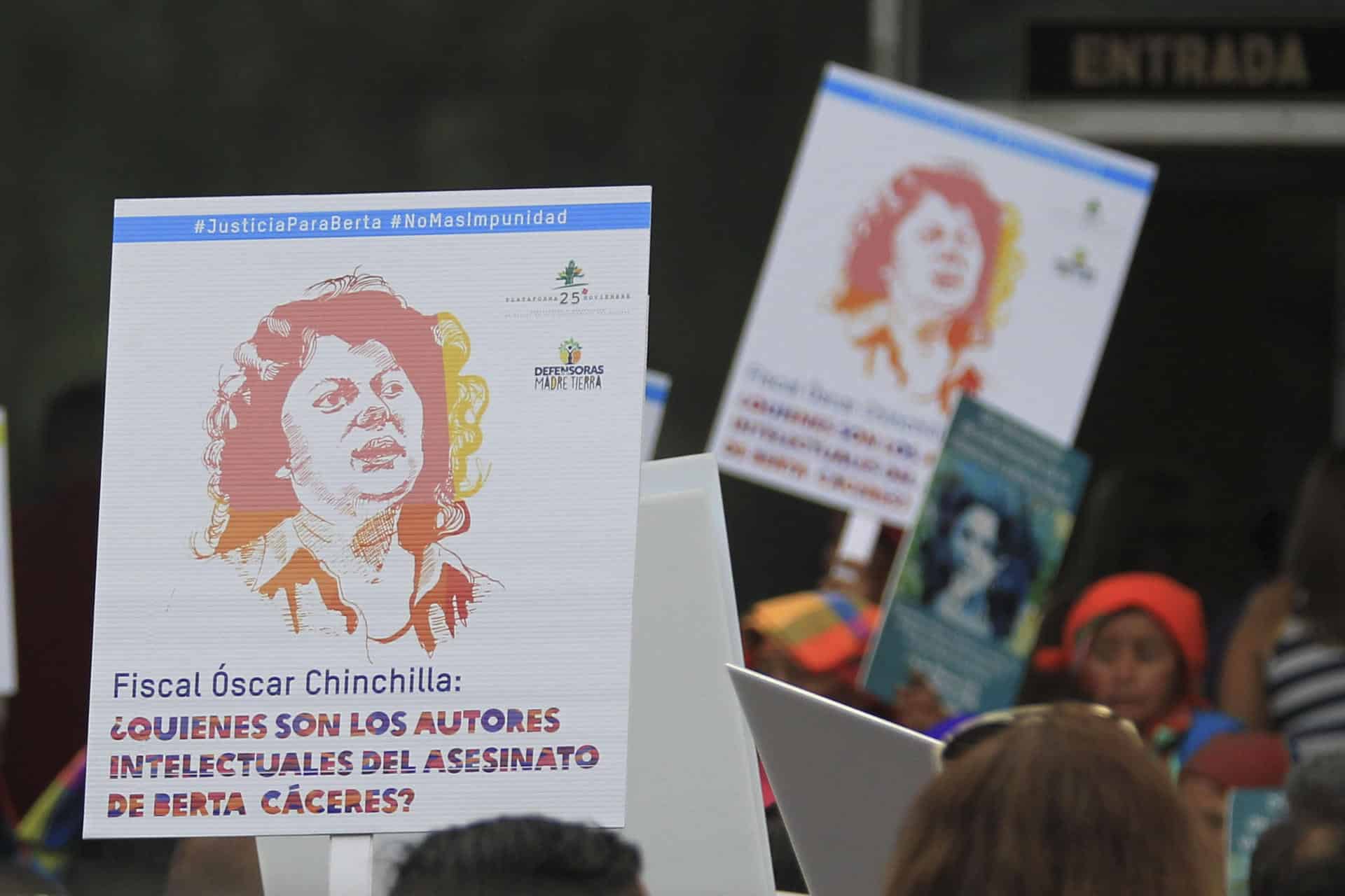 Fotografía de archivo que muestra a miembros del Consejo Cívico de Organizaciones Populares e Indígenas de Honduras (Copinh) sosteniendo retratos de la ambientalista Berta Cáceres exigiendo justicia frente a la sede del Ministerio Publico en Tegucigalpa (Honduras).EFE/Gustavo Amador