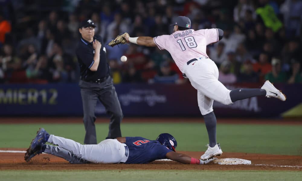 Johnson Termarr (i) de Estados Unidos y José Rojas de México participan en un juego del Premier 12 de la Confederación Mundial de Béisbol y Sóftbol (WBSC) en el estadio Panamericano de Béisbol, en Guadalajara (México). EFE/ Francisco Guasco