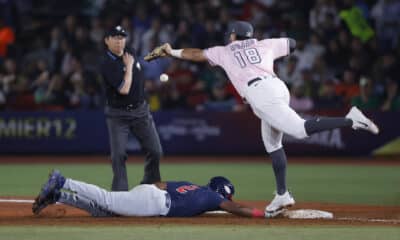 Johnson Termarr (i) de Estados Unidos y José Rojas de México participan en un juego del Premier 12 de la Confederación Mundial de Béisbol y Sóftbol (WBSC) en el estadio Panamericano de Béisbol, en Guadalajara (México). EFE/ Francisco Guasco