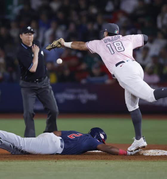 Johnson Termarr (i) de Estados Unidos y José Rojas de México participan en un juego del Premier 12 de la Confederación Mundial de Béisbol y Sóftbol (WBSC) en el estadio Panamericano de Béisbol, en Guadalajara (México). EFE/ Francisco Guasco