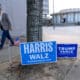 Un hombre camina frente a unos carteles de los candidatos presidenciales, los demócratas Harris y Walz y los republicanos Trump y Vance, en un centro de votación. EFE/ Ángel Colmenares