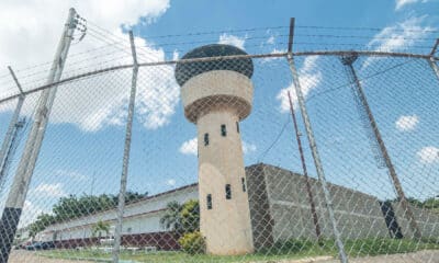 Fotografía de archivo de una torre de vigilancia en una cárcel en Venezuela. EFE/ Henry Chirinos