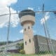 Fotografía de archivo de una torre de vigilancia en una cárcel en Venezuela. EFE/ Henry Chirinos