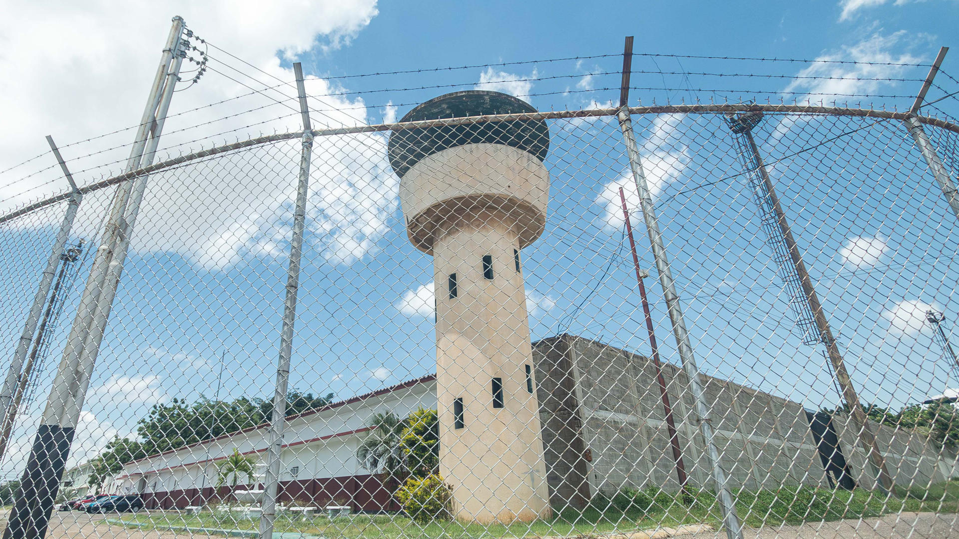 Fotografía de archivo de una torre de vigilancia en una cárcel en Venezuela. EFE/ Henry Chirinos