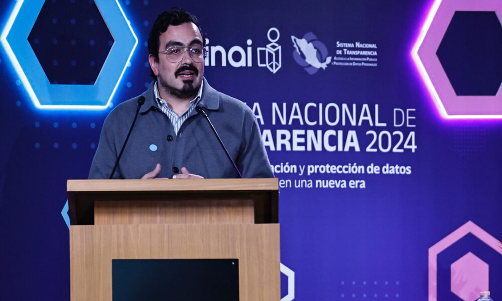 El director regional de Artículo 19, Leopoldo Maldonado habla durante la inauguración de la semana de la transparencia este lunes en Ciudad de México (México). EFE/Sáshenka Gutiérrez