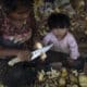 Una mujer indígena de la etnia Mundurukú trabaja procesando yuca para producir harina, en la aldea Kaba Biorebu de la Tierra Indígena Mundurukú en el municipio de Jacareacanga, en el estado de Pará (Brasil). EFE/ Isaac Fontana