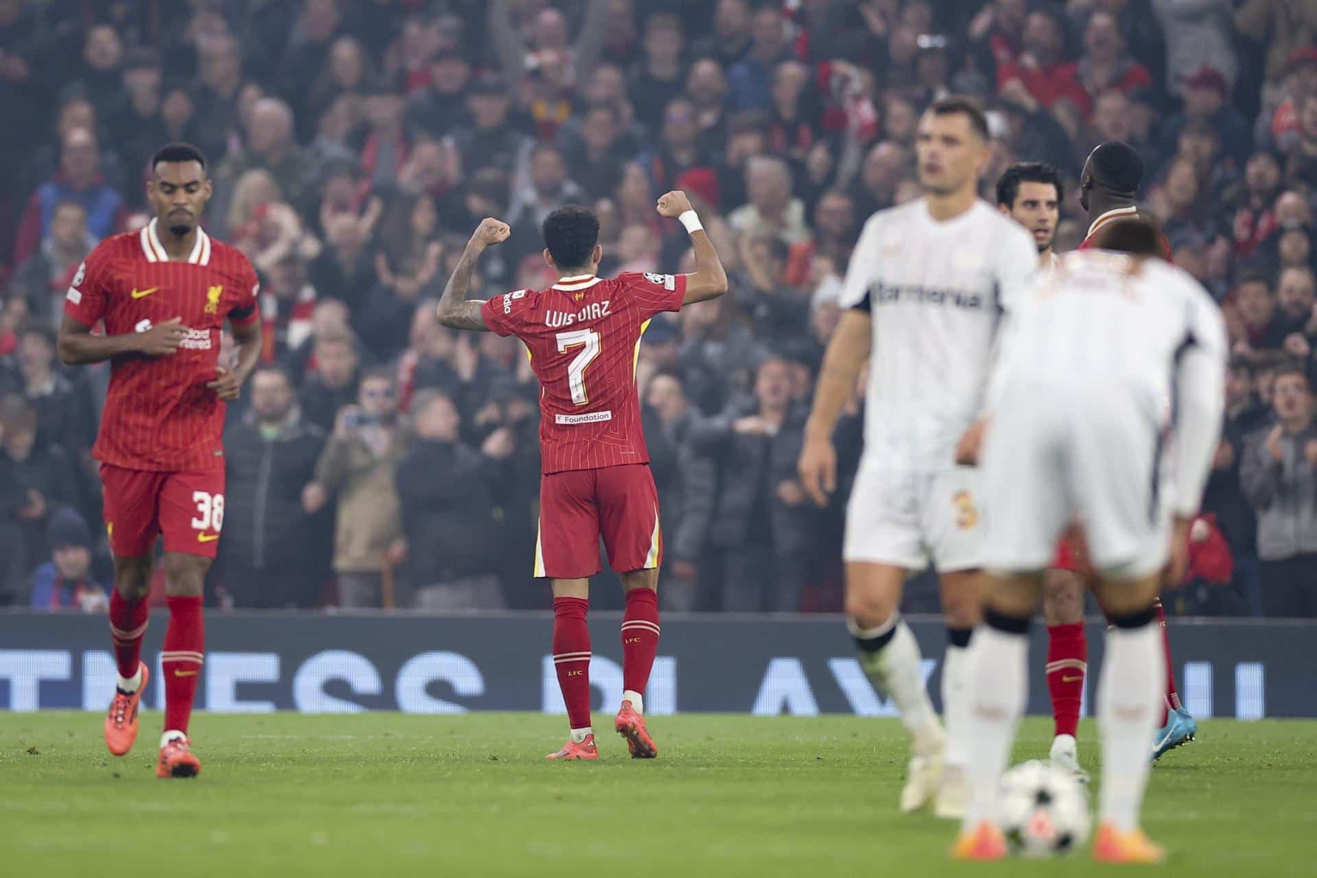 El coombiano Luis Diaz celebra un gol durante del partido de la UEFA Champions League league que han jugado Liverpool FC y Bayer 04 Leverkusen, en Liverpool, Reino Unido.) EFE/EPA/ADAM VAUGHAN