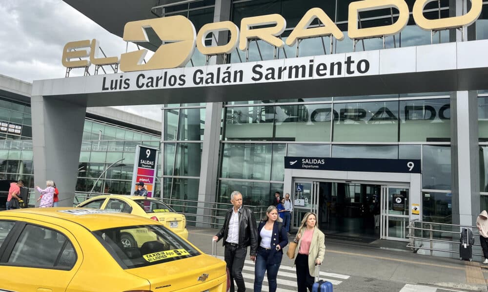 Fotografía donde se observa una de las entradas del aeropuerto internacional El Dorado en Bogotá (Colombia). EFE/ Eva García