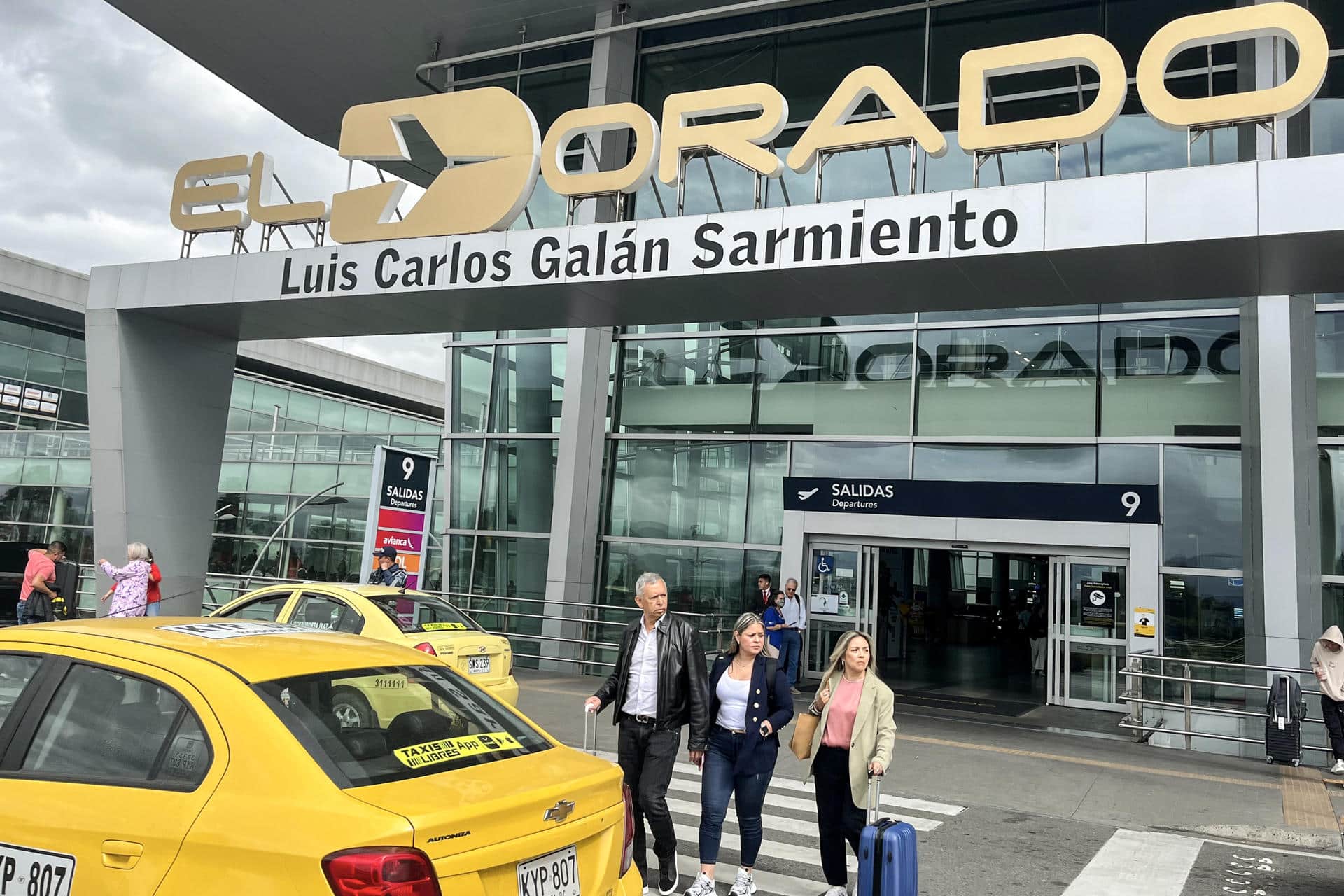 Fotografía donde se observa una de las entradas del aeropuerto internacional El Dorado en Bogotá (Colombia). EFE/ Eva García