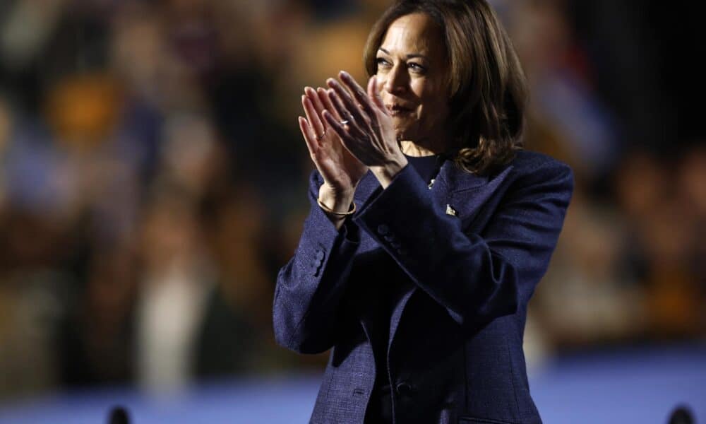 La candidata presidencial demócrata a la vicepresidenta de Estados Unidos, Kamala Harris, reacciona durante una manifestación de Get Out the Vote en East Lansing, Michigan, EE. UU., el 3 de noviembre de 2024. EFE/EPA/Cj Gunther