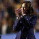 La candidata presidencial demócrata a la vicepresidenta de Estados Unidos, Kamala Harris, reacciona durante una manifestación de Get Out the Vote en East Lansing, Michigan, EE. UU., el 3 de noviembre de 2024. EFE/EPA/Cj Gunther