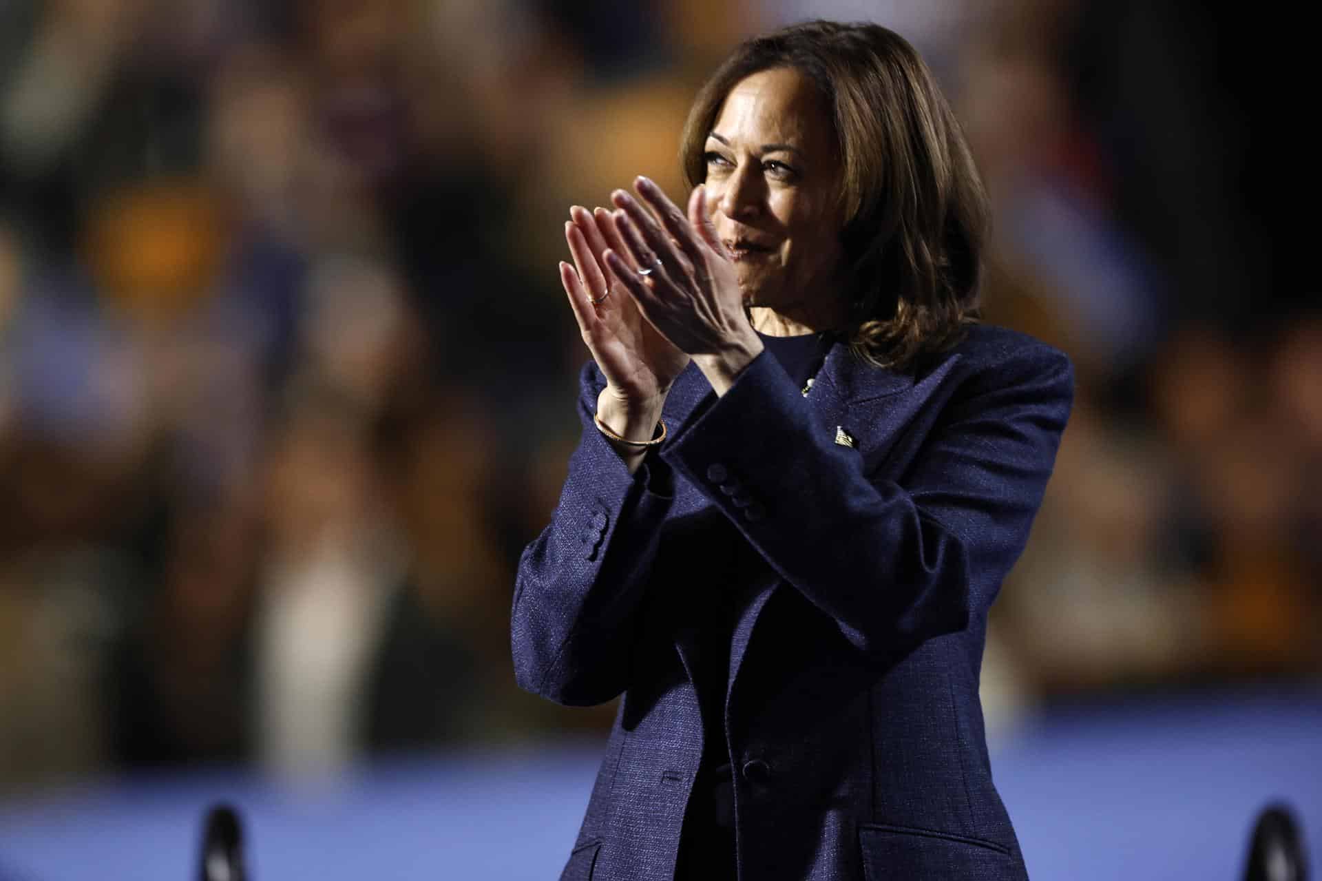 La candidata presidencial demócrata a la vicepresidenta de Estados Unidos, Kamala Harris, reacciona durante una manifestación de Get Out the Vote en East Lansing, Michigan, EE. UU., el 3 de noviembre de 2024. EFE/EPA/Cj Gunther