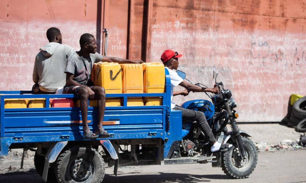 Personas se movilizan en una motocicleta en Puerto Principe (Haití). EFE/ Johnson Sabin