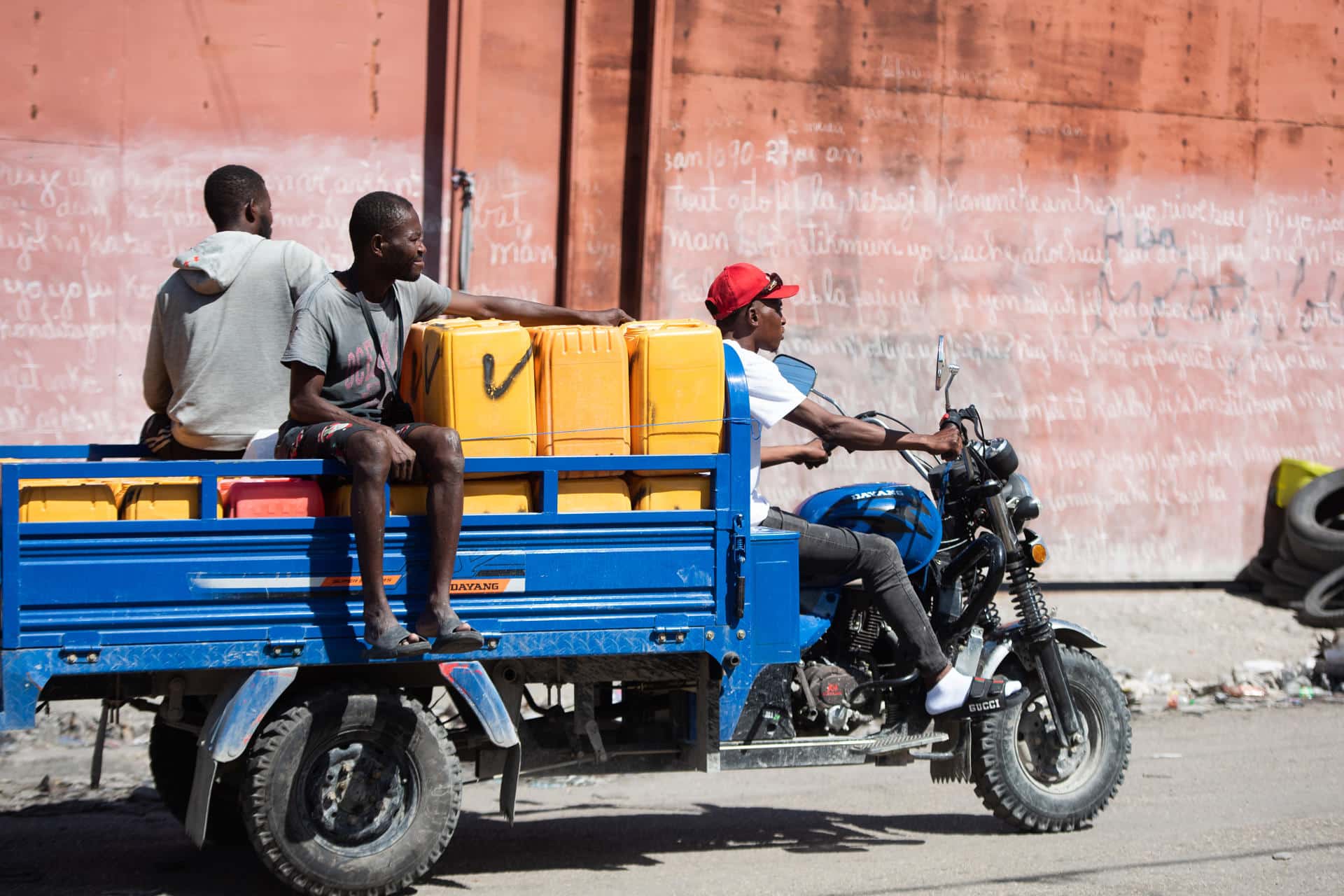 Personas se movilizan en una motocicleta en Puerto Principe (Haití). EFE/ Johnson Sabin