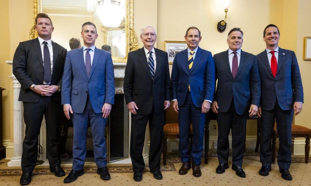 El líder de la minoría republicana en el Senado, Mitch McConnell (3-I), sostiene una sesión de fotos con cinco nuevos senadores republicanos electos (de izq. a der.) Tim Sheehy de Montana, Jim Banks de Indiana, John Curtis de Utah, David McCormick de Pensilvania y Bernie Moreno de Ohio, en la oficina de McConnell en el Capitolio de los EE. UU. en Washington, DC, EE. UU., el 12 de noviembre de 2024. EFE/EPA/Jim Lo Scalzo