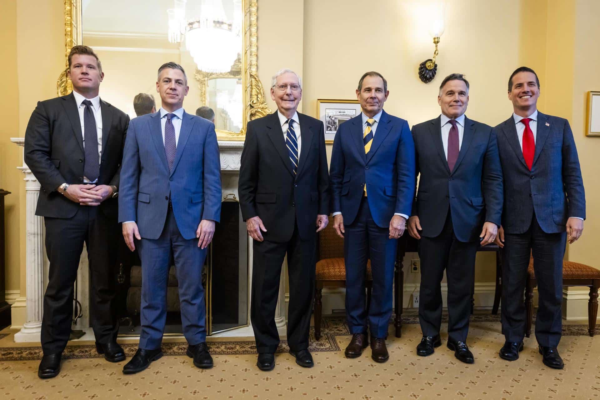 El líder de la minoría republicana en el Senado, Mitch McConnell (3-I), sostiene una sesión de fotos con cinco nuevos senadores republicanos electos (de izq. a der.) Tim Sheehy de Montana, Jim Banks de Indiana, John Curtis de Utah, David McCormick de Pensilvania y Bernie Moreno de Ohio, en la oficina de McConnell en el Capitolio de los EE. UU. en Washington, DC, EE. UU., el 12 de noviembre de 2024. EFE/EPA/Jim Lo Scalzo