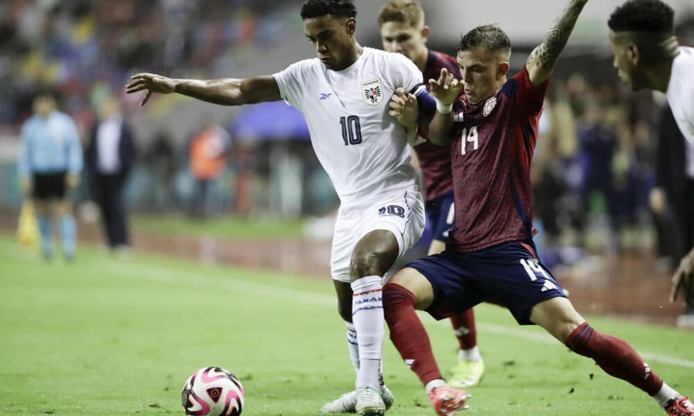 Kenneth Vargas (d) de Costa Rica disputa un balón con Édgar Bárcenas de Panamá este jueves, en un partido de la Copa Centroamericana. EFE/ Jeffrey Arguedas