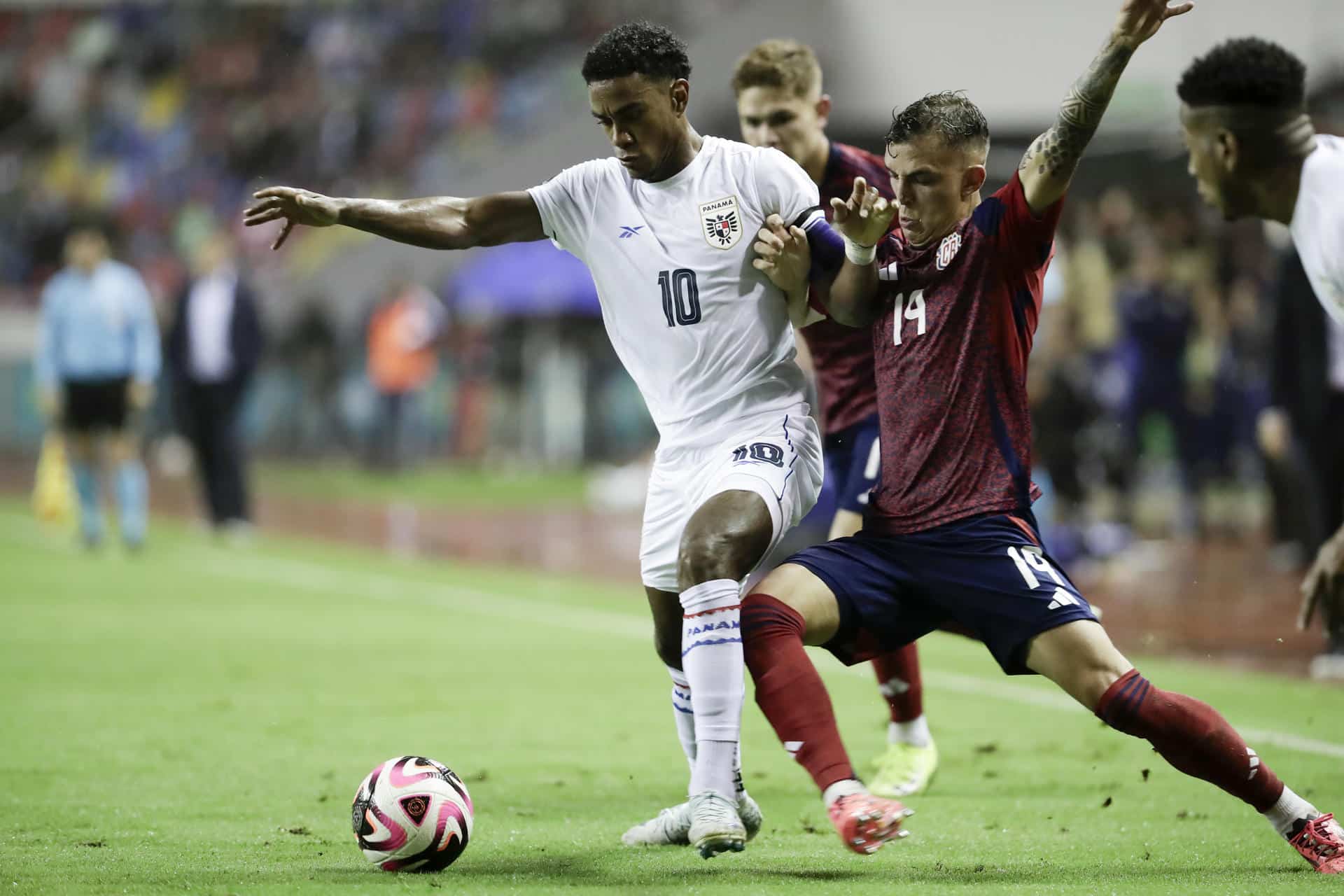 Kenneth Vargas (d) de Costa Rica disputa un balón con Édgar Bárcenas de Panamá este jueves, en un partido de la Copa Centroamericana. EFE/ Jeffrey Arguedas