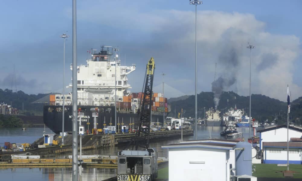 Un barco navega por la esclusas de Miraflores este viernes en el pacifico panameño. EFE/ Carlos Lemos