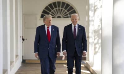 Fotografía cedida por la Casa Blanca del presidente Joe Biden (d), caminando hacia el Despacho Oval con el presidente electo, Donald Trump, en Washington (Estados Unidos). EFE/ Adam Schultz