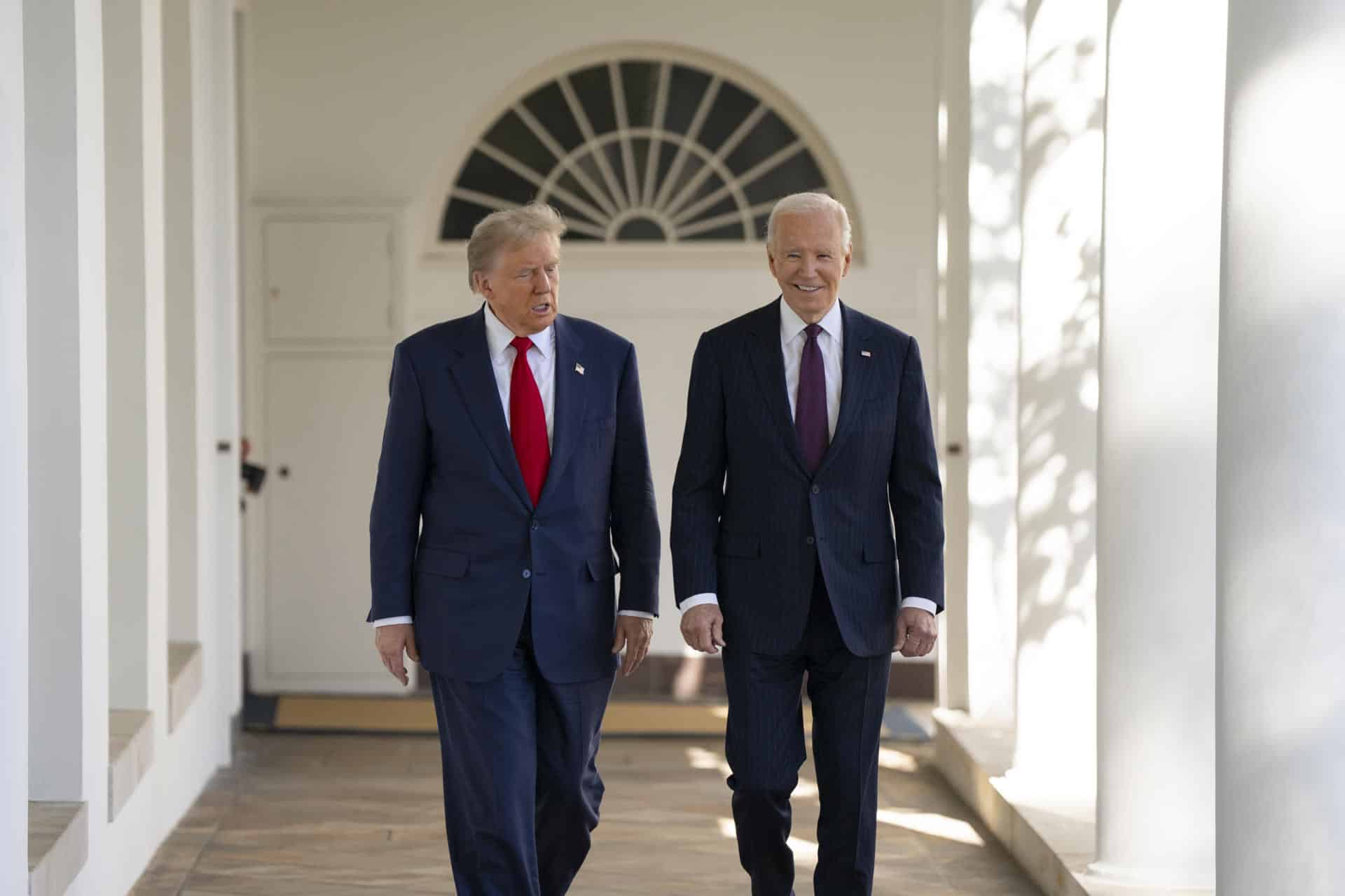 Fotografía cedida por la Casa Blanca del presidente Joe Biden (d), caminando hacia el Despacho Oval con el presidente electo, Donald Trump, en Washington (Estados Unidos). EFE/ Adam Schultz