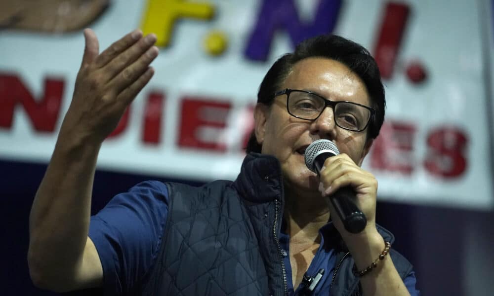 Fotografía de archivo del candidato presidencial Fernando Villavicencio durante un mitin de campaña, minutos antes de ser asesinado, el 9 de agosto de 2023, en Quito (Ecuador). EFE/ STR