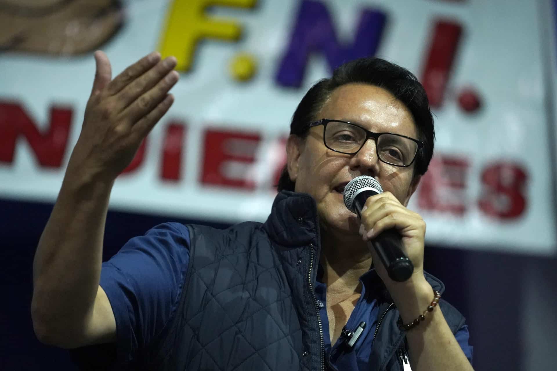 Fotografía de archivo del candidato presidencial Fernando Villavicencio durante un mitin de campaña, minutos antes de ser asesinado, el 9 de agosto de 2023, en Quito (Ecuador). EFE/ STR