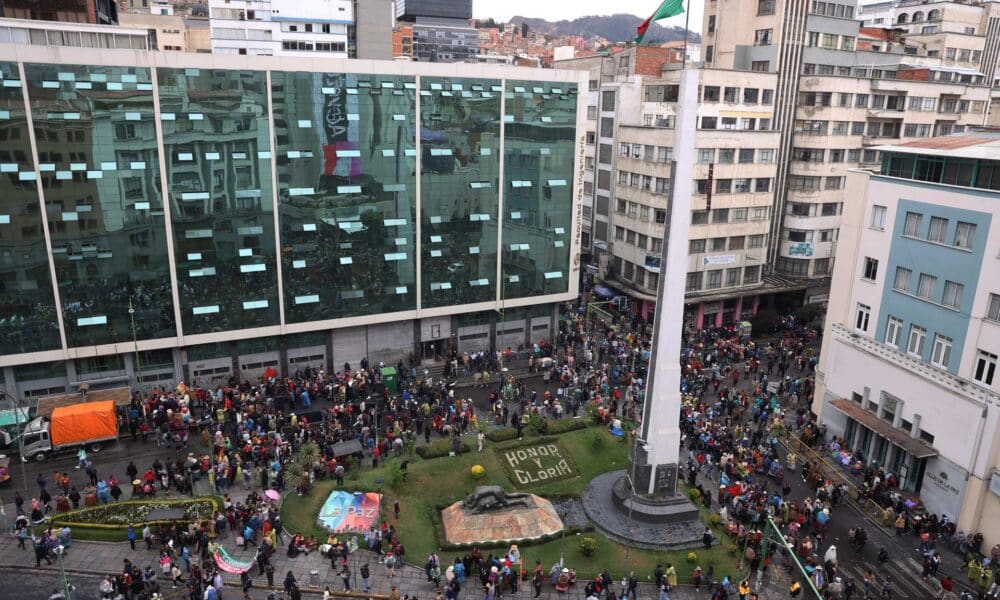 Fotografía de archivo en donde personas participan en una protesta contra el aumento de los precios de los productos de primera necesidad, en La Paz (Bolivia). EFE/Luis Gandarillas