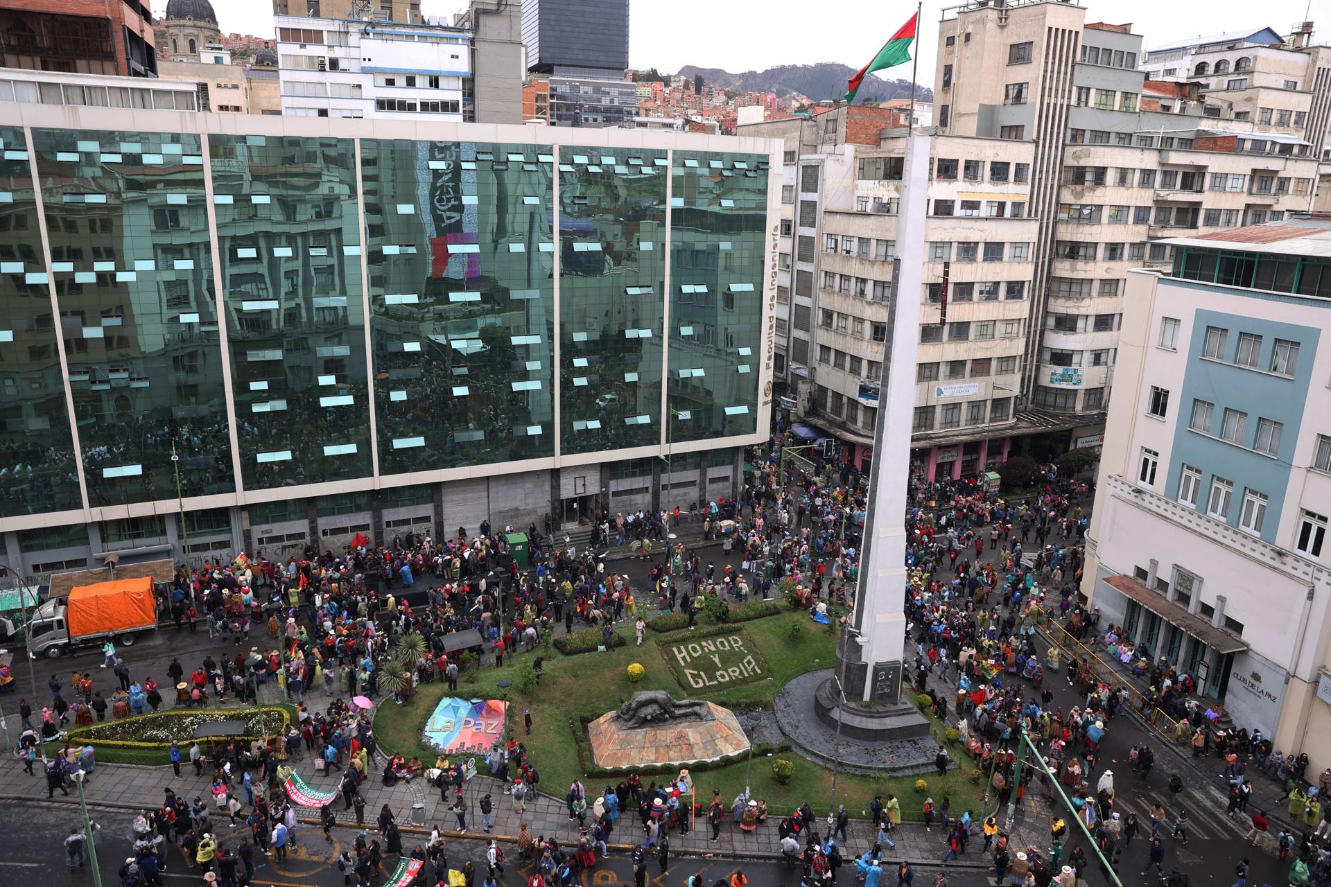 Fotografía de archivo en donde personas participan en una protesta contra el aumento de los precios de los productos de primera necesidad, en La Paz (Bolivia). EFE/Luis Gandarillas