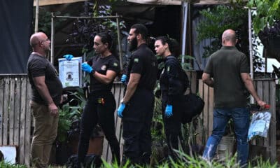 Forenses de la Policía Federal trabajan en el lugar del atentado suicida con bomba ocurrido en la madrugada en la zona cercana al Anexo IV de la Cámara de Diputados, cerca del Tribunal Supremo Federal, este jueves en Brasilia (Brasil). EFE/Andre Borges