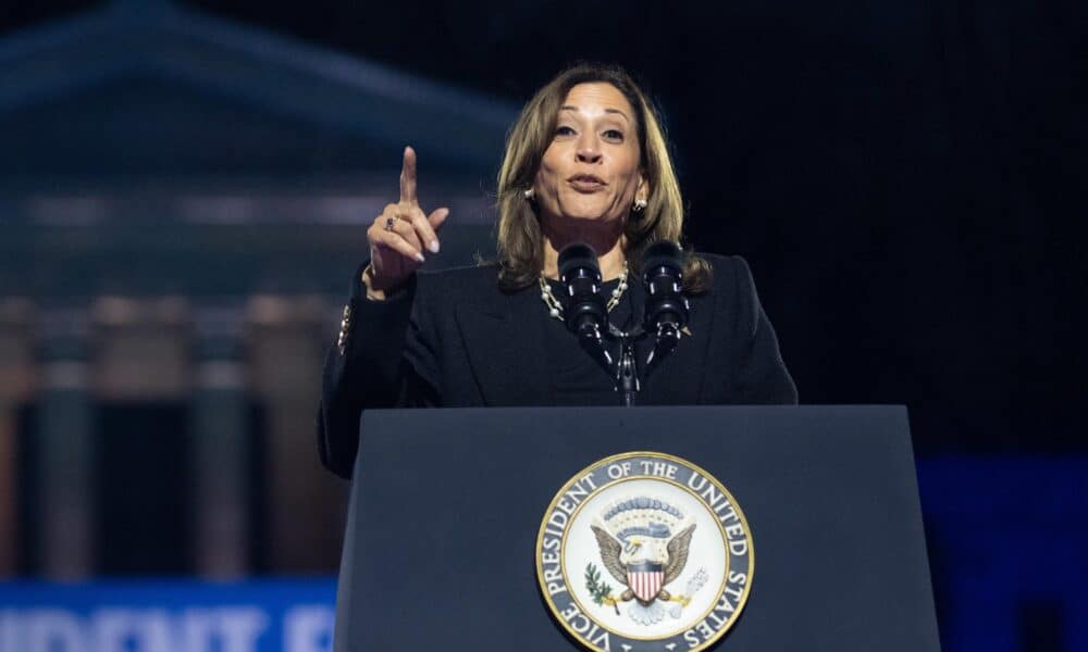 La vicepresidenta estadounidense y candidata demócrata a la Casa Blanca, Kamala Harris, este lunes en un mitin en Filadelfia (EE.UU.). EFE/EPA/DAVID MUSE