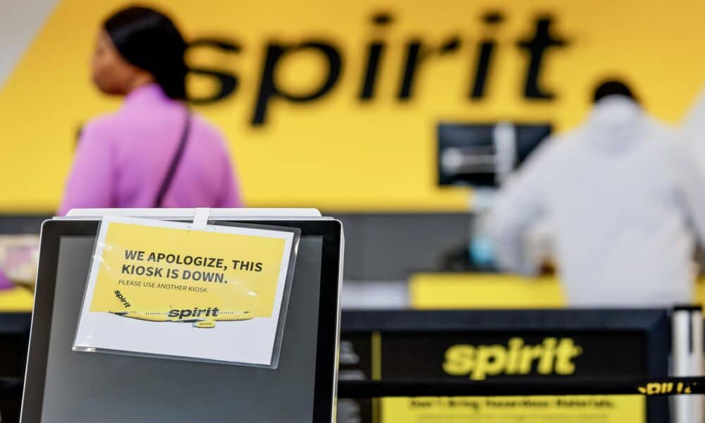 Un aviso de advertencia en un quiosco de venta de boletos de Spirit Airlines en el Aeropuerto Internacional Hartsfield-Jackson de Atlanta, Georgia, EE. UU., 18 de noviembre de 2024. EFE/EPA/Erik S. Lesser