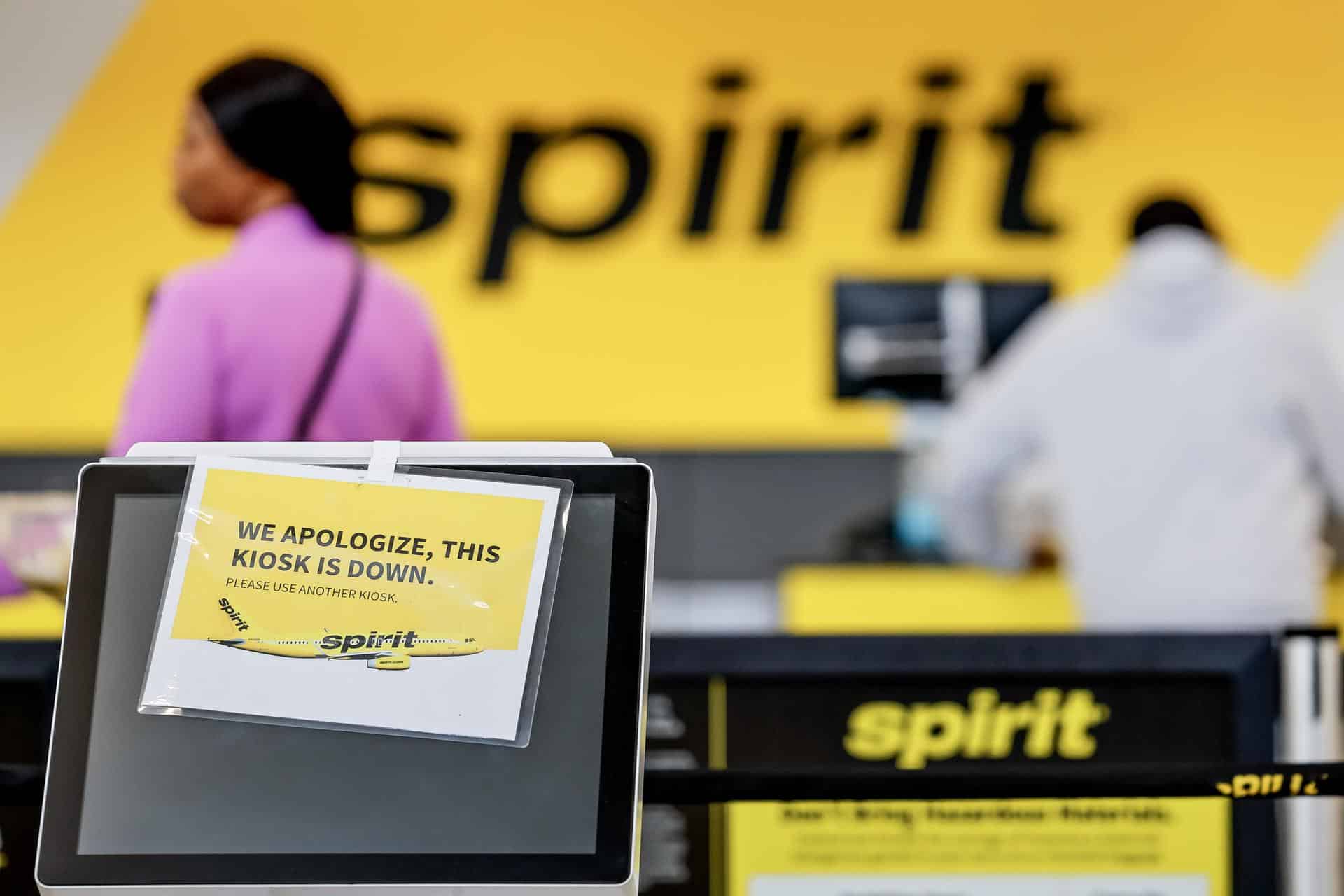 Un aviso de advertencia en un quiosco de venta de boletos de Spirit Airlines en el Aeropuerto Internacional Hartsfield-Jackson de Atlanta, Georgia, EE. UU., 18 de noviembre de 2024. EFE/EPA/Erik S. Lesser