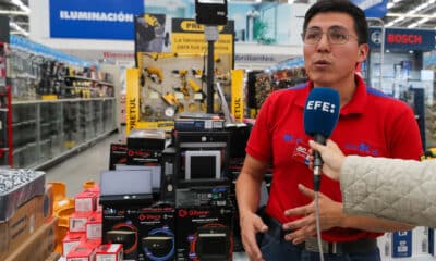 El empleado de una cadena de tiendas de ferretería, hogar y construcción, Pablo Enríquez, habla durante una entrevista con EFE el 7 de noviembre de 2024 en Quito (Ecuador). La crisis energética que atraviesa Ecuador, con cortes de electricidad que alcanzaron hasta catorce horas al día, ha disparado la demanda de generadores a diésel y otros dispositivos eléctricos esenciales para los hogares, negocios y servicios básicos, que se han agotado casi por completo en los inventarios de tiendas y almacenes. EFE/José Jácome