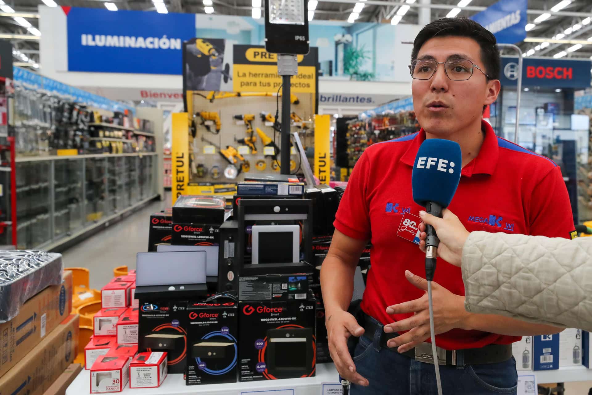 El empleado de una cadena de tiendas de ferretería, hogar y construcción, Pablo Enríquez, habla durante una entrevista con EFE el 7 de noviembre de 2024 en Quito (Ecuador). La crisis energética que atraviesa Ecuador, con cortes de electricidad que alcanzaron hasta catorce horas al día, ha disparado la demanda de generadores a diésel y otros dispositivos eléctricos esenciales para los hogares, negocios y servicios básicos, que se han agotado casi por completo en los inventarios de tiendas y almacenes. EFE/José Jácome