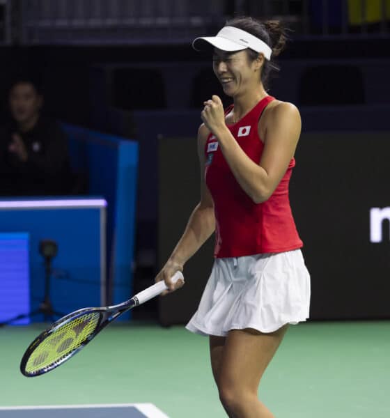 La tenista japonesa Ena Shibahara, ex número cuatro del mundo en dobles, tras vencer a la rumana Jaqueline Cristian a la que ha superado en  (6-2 y 7-6) (6-2 y 7-6) en el segundo partido de los octavos de la Copa Billie Jean King, quedando así empatada la eliminatoria para Japón ante Rumanía por lo que todo se resolverá en el duelo por parejas. EFE/Carlos Díaz.