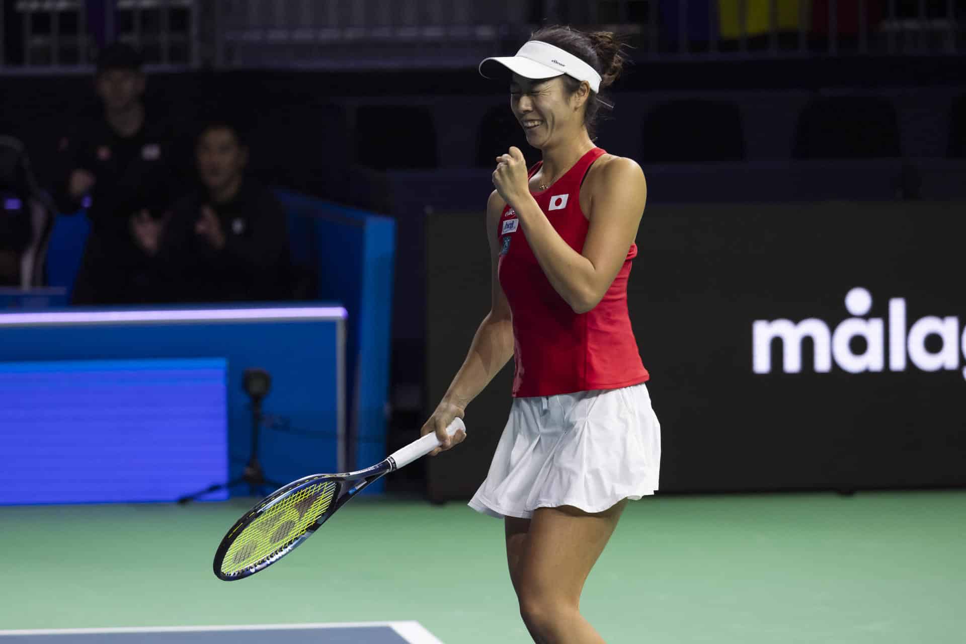 La tenista japonesa Ena Shibahara, ex número cuatro del mundo en dobles, tras vencer a la rumana Jaqueline Cristian a la que ha superado en  (6-2 y 7-6) (6-2 y 7-6) en el segundo partido de los octavos de la Copa Billie Jean King, quedando así empatada la eliminatoria para Japón ante Rumanía por lo que todo se resolverá en el duelo por parejas. EFE/Carlos Díaz.