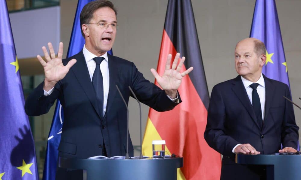 El Canciller alemán Olaf Scholz (D) y el Secretario General de la OTAN, Mark Rutte, asisten a una conferencia de prensa en la Cancillería en Berlín, Alemania, el 04 de noviembre de 2024. El canciller alemán Olaf Scholz y el secretario general de la OTAN, Rutte, se reunieron para conversaciones bilaterales. (Alemania) EFE/EPA/CLEMENS BILAN