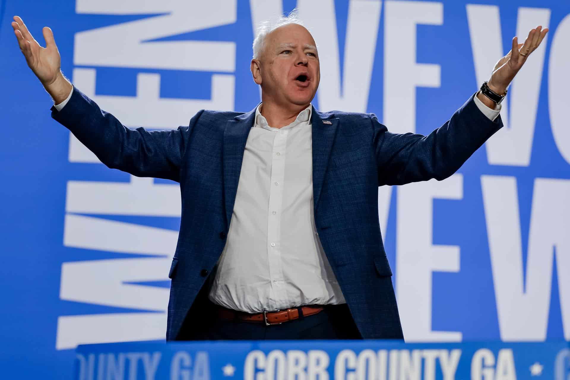 El candidato a la vicepresidencia del Partido Demócrata y gobernador de Minnesota, Tim Walz, realiza campaña durante un mitin en Atlanta, Georgia, EE. UU., 03 de noviembre de 2024. EFE/ERIK S. LESSER