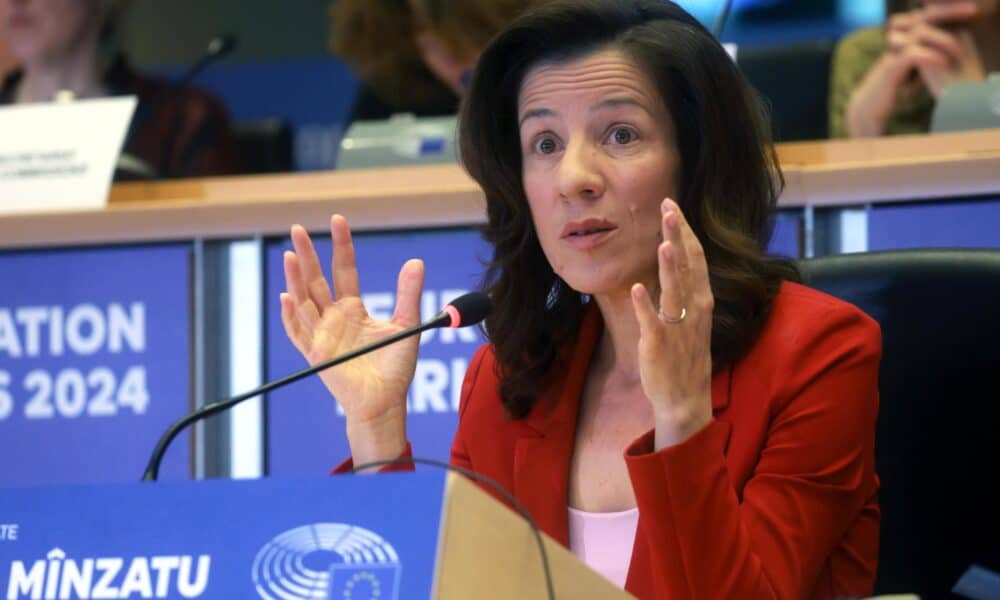 La Vicepresidenta Ejecutiva designada de la Comisión Europea para Personas, Capacidades y Preparación, Roxana Minzatu, asiste a su audiencia de confirmación ante las comisiones del Parlamento Europeo en Bruselas, Bélgica, el 12 de noviembre de 2024. (Bélgica, Bruselas) EFE/EPA/OLIVIER HOSLET