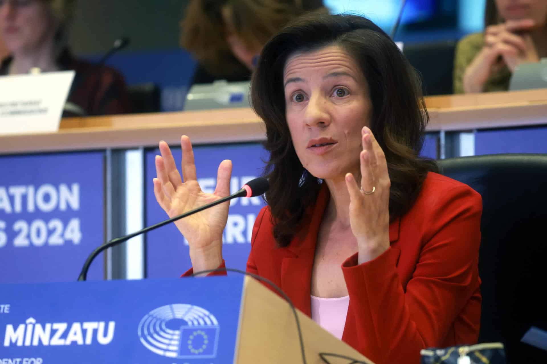 La Vicepresidenta Ejecutiva designada de la Comisión Europea para Personas, Capacidades y Preparación, Roxana Minzatu, asiste a su audiencia de confirmación ante las comisiones del Parlamento Europeo en Bruselas, Bélgica, el 12 de noviembre de 2024. (Bélgica, Bruselas) EFE/EPA/OLIVIER HOSLET