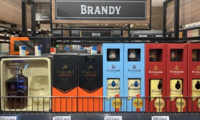 Sobre el brandy pesa en España una fama de licor pasado de moda que contrasta con el entusiasmo que suscita en Filipinas, donde acaban buena parte de las botellas. Pero los destilados de Jerez no viajan en una sola dirección: su prestigio alimenta a los importadores filipinos, que a su vez adquieren bodegas en su antigua metrópoli y buscan modernizar el consumo. EFE/David Asta Alares