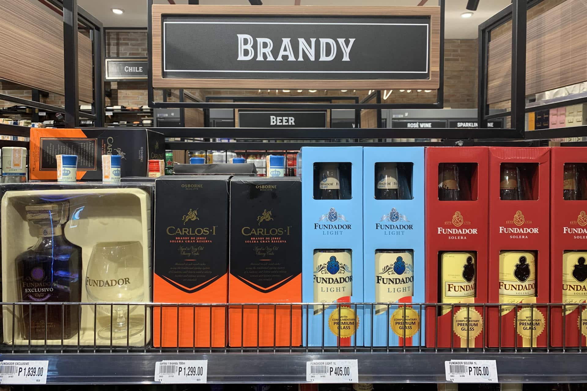 Sobre el brandy pesa en España una fama de licor pasado de moda que contrasta con el entusiasmo que suscita en Filipinas, donde acaban buena parte de las botellas. Pero los destilados de Jerez no viajan en una sola dirección: su prestigio alimenta a los importadores filipinos, que a su vez adquieren bodegas en su antigua metrópoli y buscan modernizar el consumo. EFE/David Asta Alares