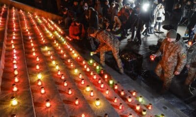 Ucranianos encienden 1.000 velas para conmemorar los 1.000 días transcurridos desde el inicio de la invasión a gran escala de Ucrania por parte de Rusia, durante una oración conjunta en la base del Monumento a la Madre Patria en Kiev, Ucrania, 19 de noviembre de 2024. Las tropas rusas entraron en territorio ucraniano el 24 de febrero de 2022, iniciando un conflicto que ha provocado destrucción y una crisis humanitaria. (Rusia, Ucrania, Kiev) EFE/EPA/SERGEY DOLZHENKO