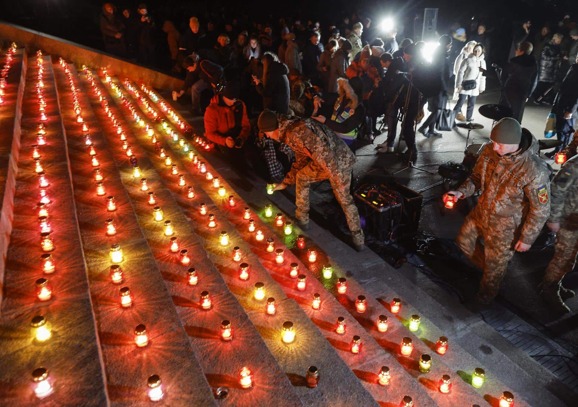 Ucranianos encienden 1.000 velas para conmemorar los 1.000 días transcurridos desde el inicio de la invasión a gran escala de Ucrania por parte de Rusia, durante una oración conjunta en la base del Monumento a la Madre Patria en Kiev, Ucrania, 19 de noviembre de 2024. Las tropas rusas entraron en territorio ucraniano el 24 de febrero de 2022, iniciando un conflicto que ha provocado destrucción y una crisis humanitaria. (Rusia, Ucrania, Kiev) EFE/EPA/SERGEY DOLZHENKO