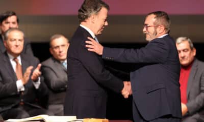 Fotografía del 24 de noviembre de 2016 en donde el entonces presidente de Colombia, Juan Manuel Santos (i), y el jefe máximo de las FARC, Rodrigo Londoño Echeverry (d), se felicitan luego de firmar el acuerdo de paz para terminar 52 años de conflicto armado interno. EFE/MAURICIO DUENAS CASTAÑEDA