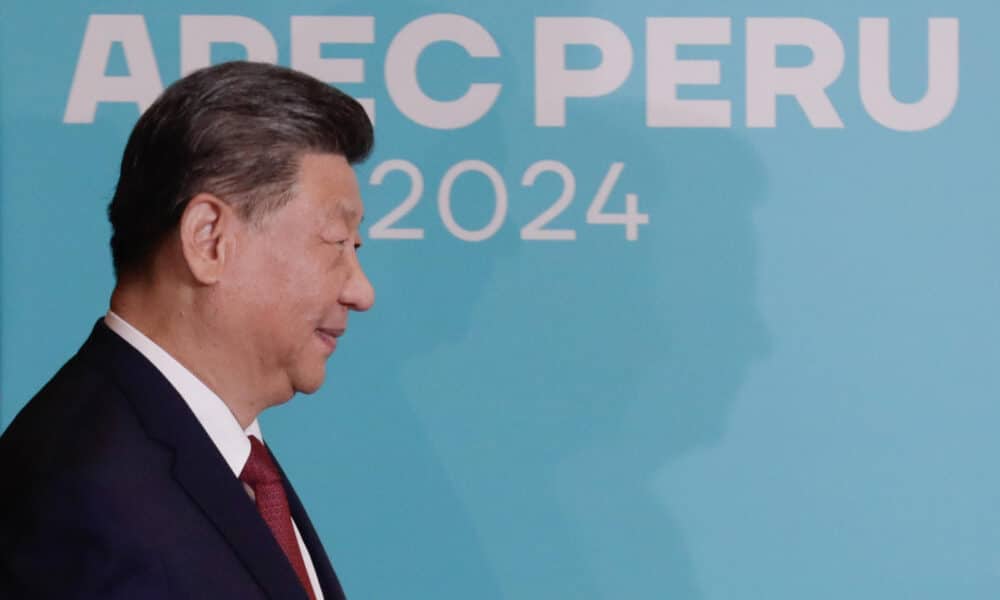 El presidente de la República Popular China, Xi Jinping (i), llega al Centro de Convenciones para participar en la cumbre de líderes del Foro de Cooperación Económica Asia Pacífico (APEC) este sábado en Lima (Perú). EFE/ Carlos Ortega