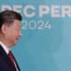 El presidente de la República Popular China, Xi Jinping (i), llega al Centro de Convenciones para participar en la cumbre de líderes del Foro de Cooperación Económica Asia Pacífico (APEC) este sábado en Lima (Perú). EFE/ Carlos Ortega