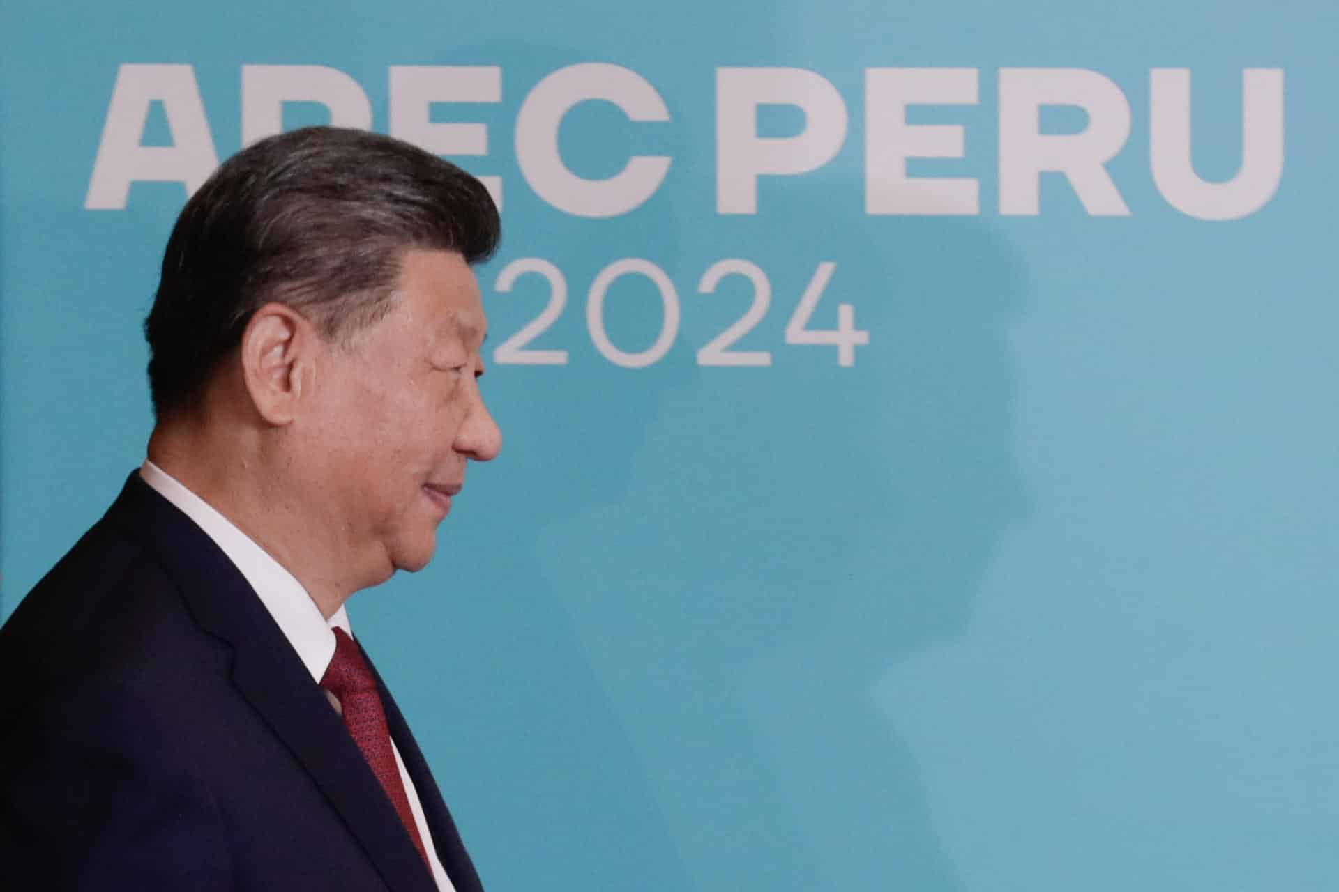 El presidente de la República Popular China, Xi Jinping (i), llega al Centro de Convenciones para participar en la cumbre de líderes del Foro de Cooperación Económica Asia Pacífico (APEC) este sábado en Lima (Perú). EFE/ Carlos Ortega